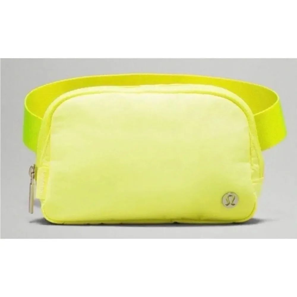 Lululemon Everywhere Belt Bag 1L
- Electric Lemon / New No Tags